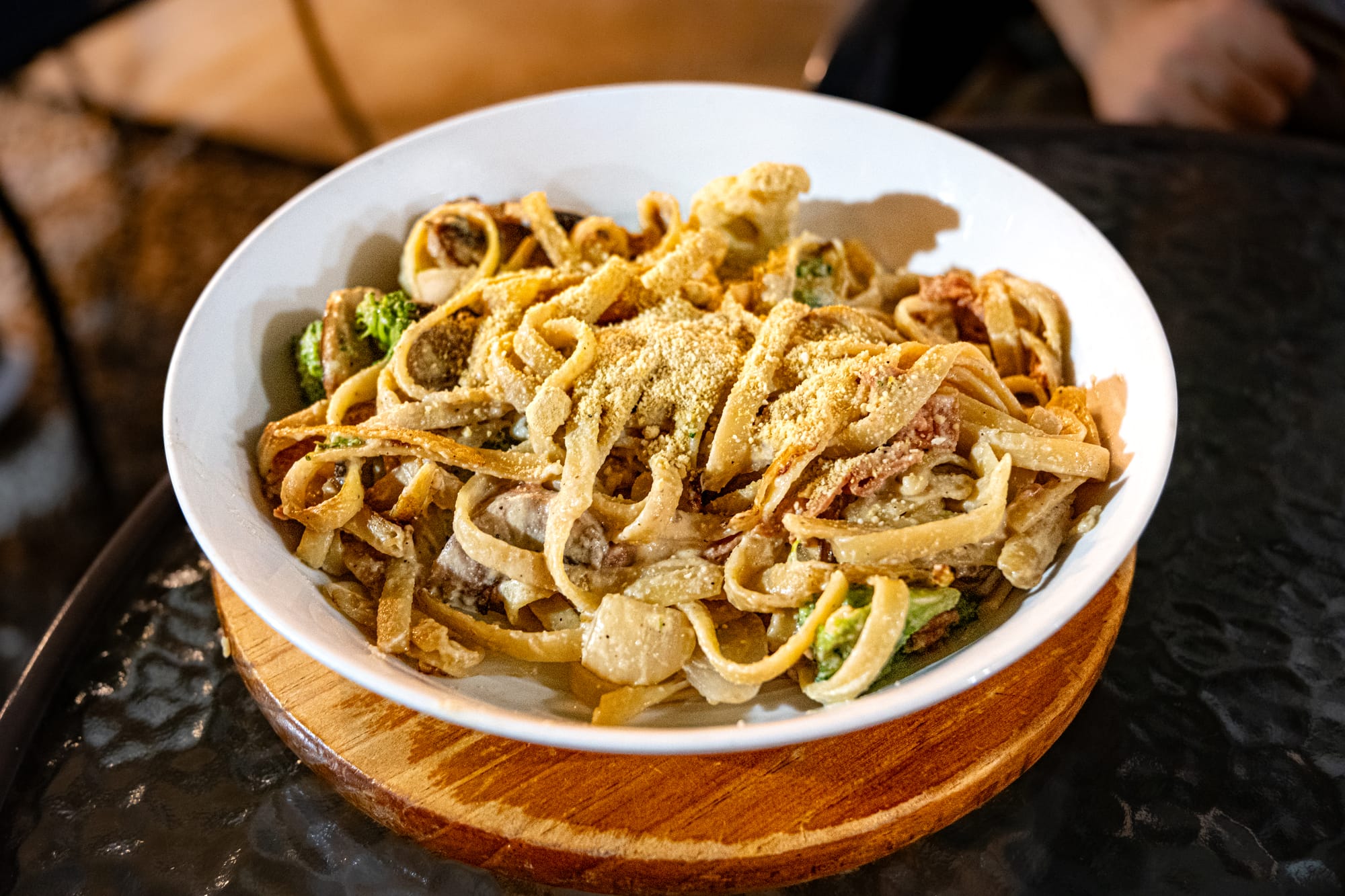 A bowl of vegan Alfredo pasta from Te Quiero Verde in San Cristóbal de las Casas, made with creamy plant-based sauce, vegetables, and dairy-free parmesan