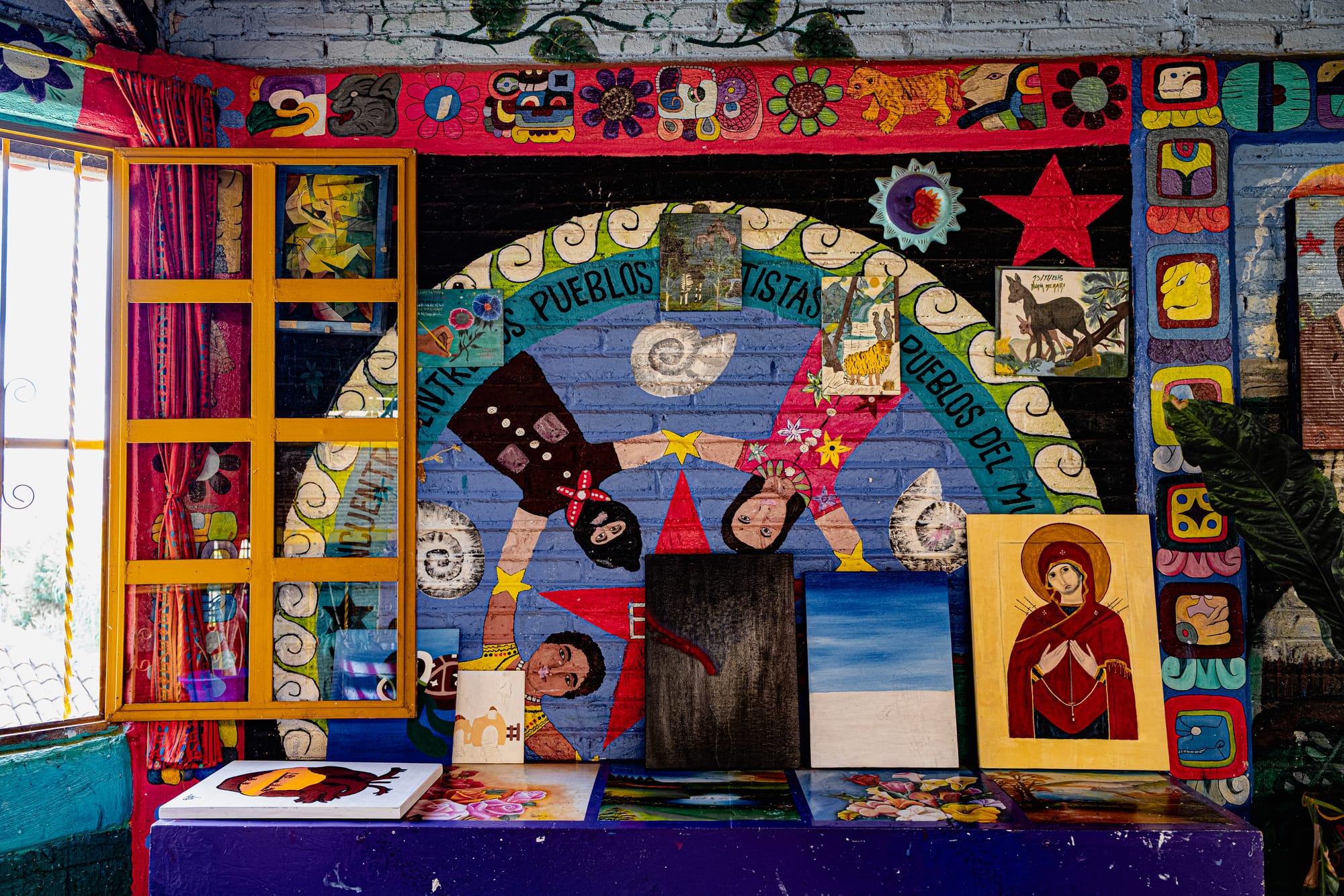 Digital nomad life in San Cristóbal de las Casas Mexico, CIDECI-UniTierra community space in the Chiapas Highlands, indigenous and political mural artwork inside Zapatista education center, autonomous culture and creative expression in San Cristóbal, everyday life alongside alternative education, digital nomad and remote work context in southern Mexico