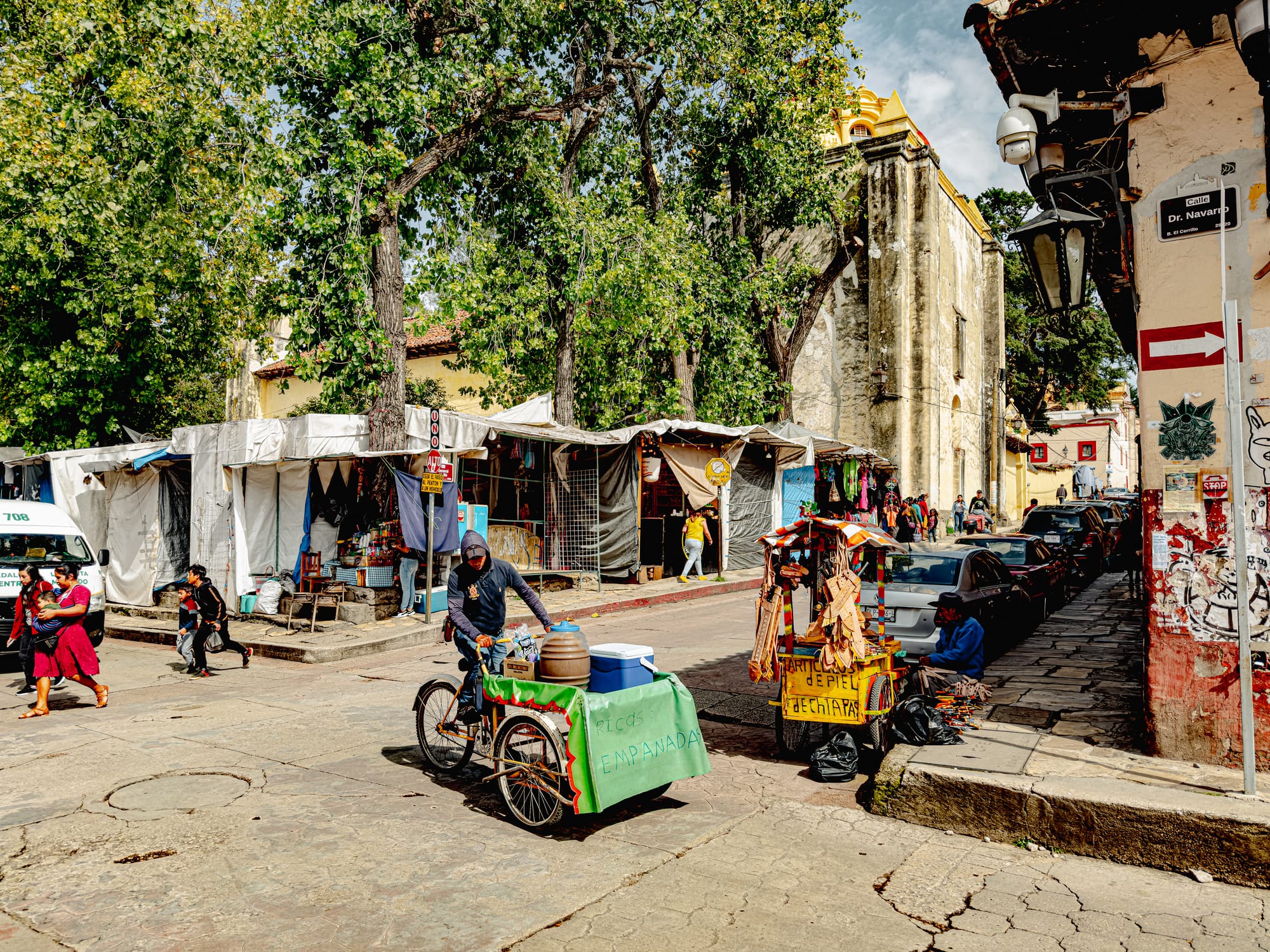 Digital nomad life in San Cristóbal de las Casas Mexico, everyday street scene with local food vendors and empanada cart, walkable historic neighborhood in the Chiapas Highlands, daily life and informal commerce, affordable lifestyle for digital nomads and remote workers, lived in streets of southern Mexico