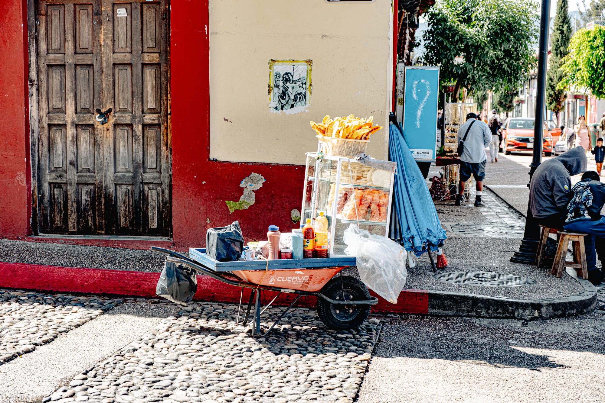 Digital nomad life in San Cristóbal de las Casas Mexico, street food cart on cobblestone street in the Chiapas Highlands, everyday local food scene, walkable historic neighborhood, daily life for remote workers and digital nomads, affordable lifestyle in southern Mexico