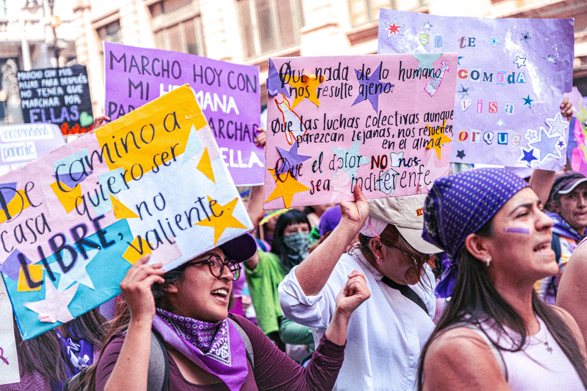Mujeres con carteles feministas durante la marcha 8M en Ciudad de México protestando contra el feminicidio y la violencia de género